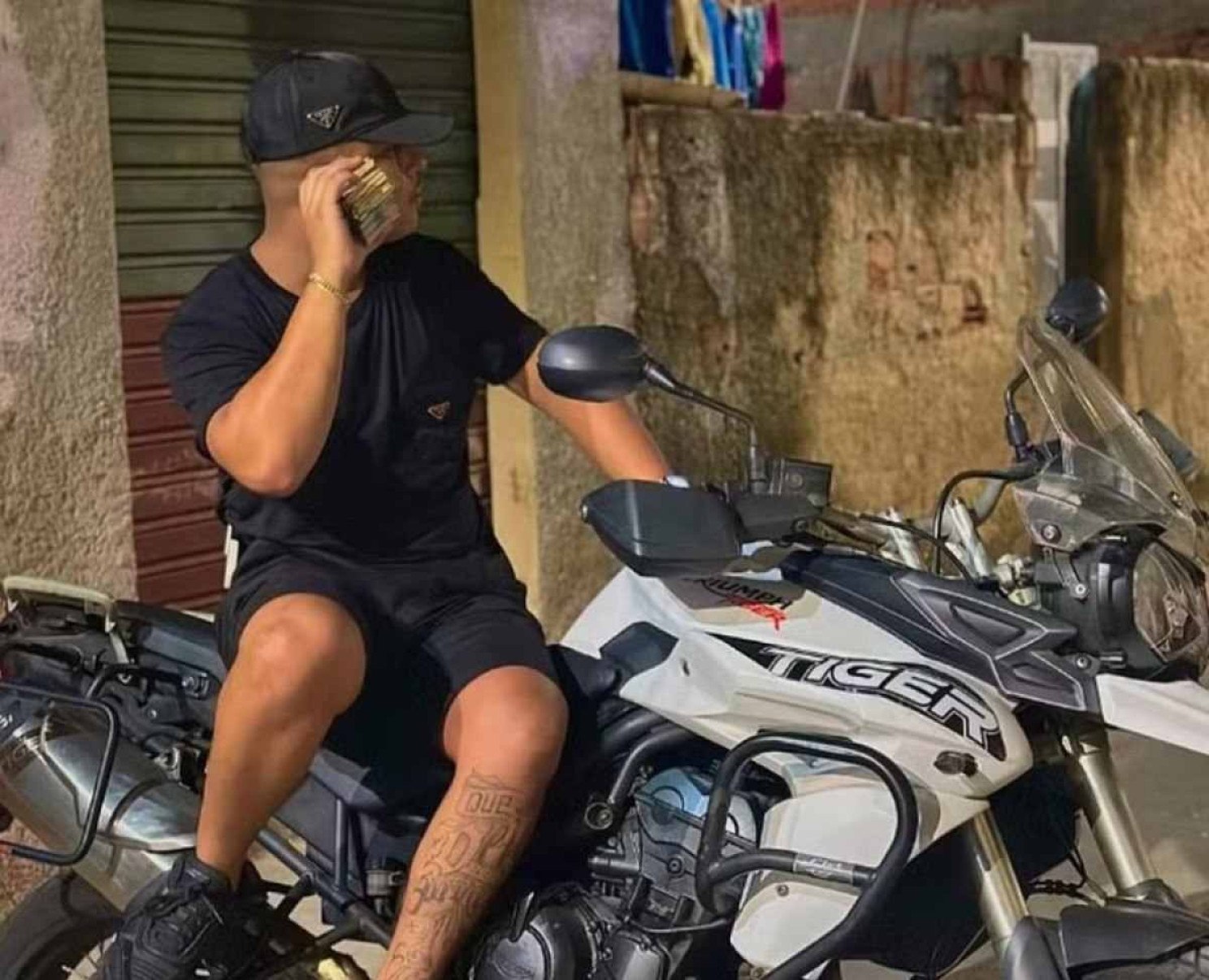 Douglas Emanuel Vilela de Oliveira sentado em moto