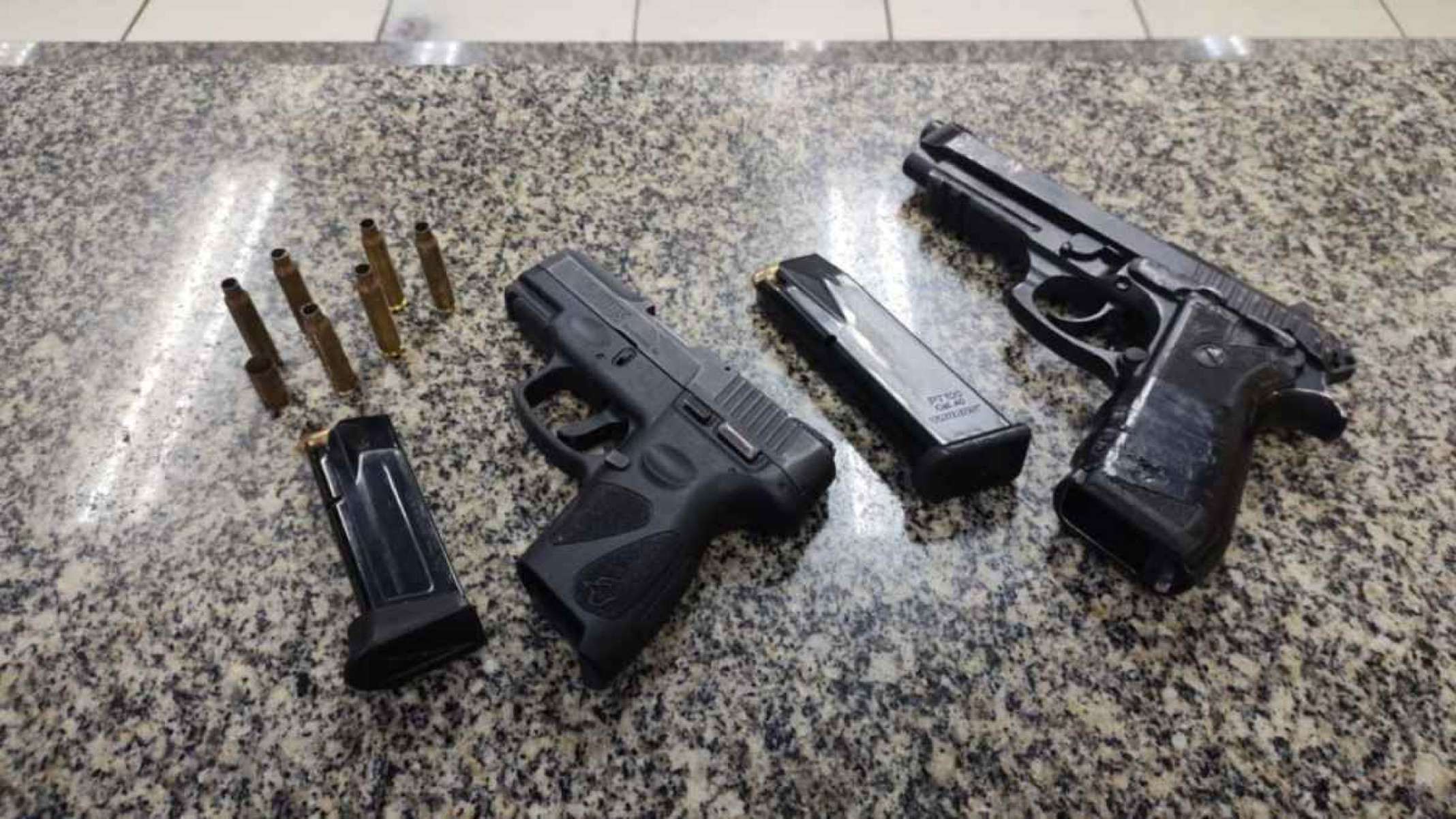 Pistolas apreendidas na operação policial depois do arrastão na Linha Amarela