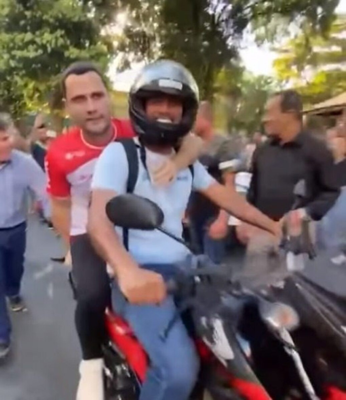 Infração de trânsito: Cleitinho não usa capacete ao andar de moto