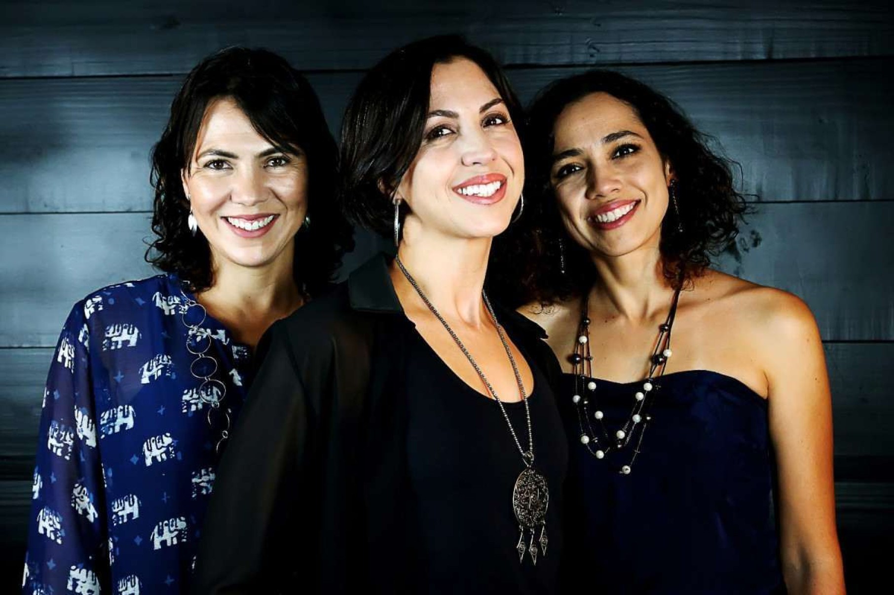 As irmãs Ferraz, do Trio Amaranto, sorriem para a câmera