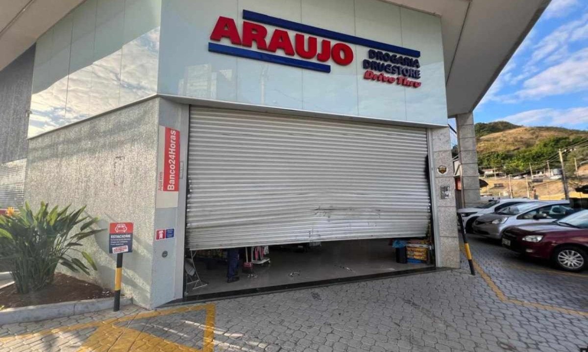 Suspeitos usaram um carro para quebrar a porta de vidro e facilitar a entrada na loja -  (crédito: Edesio Ferreira/EM/D.A Press)