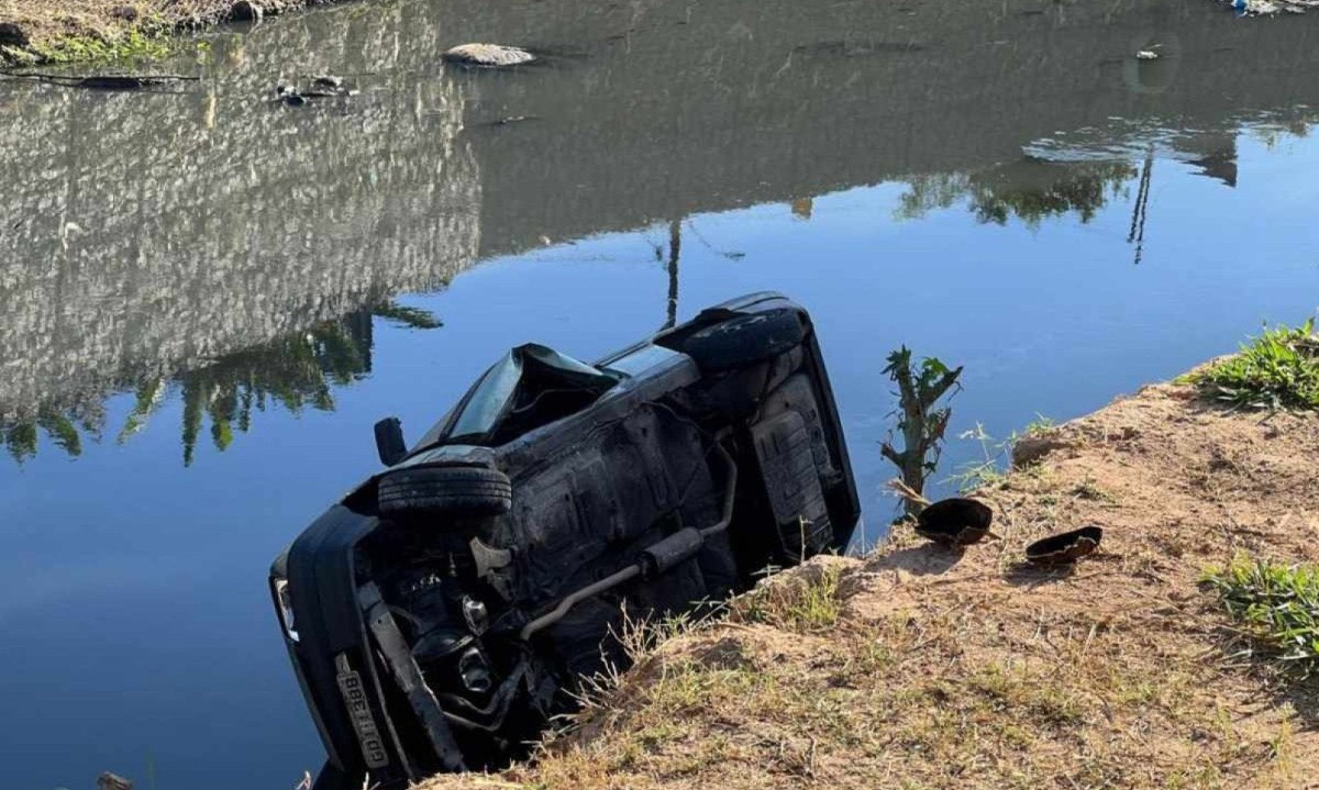 Carro foi encontrado tombado dentro d’água no bairro jardim Guanabara, Região Norte de Belo Horizonte -  (crédito: Edesio Ferreira/EM/D.A Press)