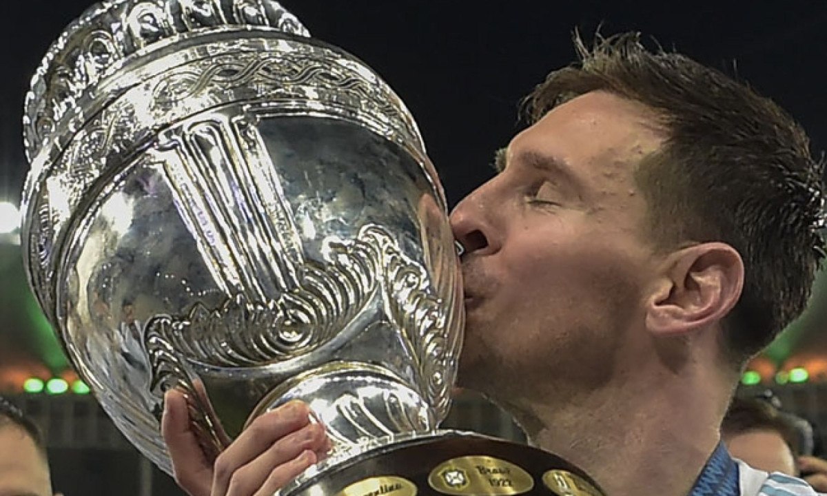  (FILES) In this file photo taken on July 10, 2021, Argentina's Lionel Messi kisses the trophy after winning the 2021 Copa America football tournament final match against Brazil at Maracana Stadium in Rio de Janeiro, Brazil South America's top national team competition, the Copa America, will be held in the US in 2024 and feature 10 teams from South America's CONMEBOL and six teams from the CONCACAF region, officials announced January 27, 2023. (Photo by CARL DE SOUZA                        / AFP).
     -  (crédito:  AFP)