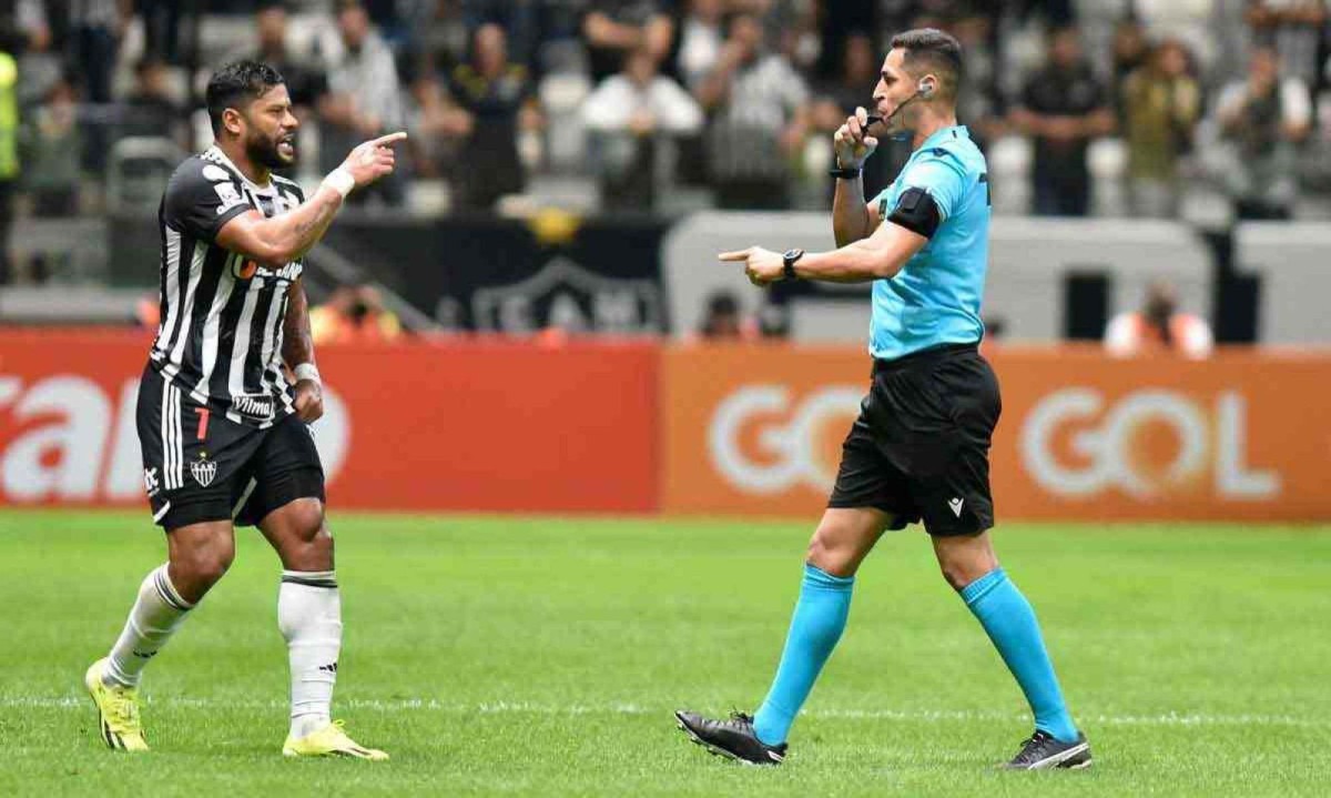 O árbitro Rodrigo José Pereira de Lima expulsou Hulk aos 31min do primeiro da partida em que o Palmeiras goleou o Atlético por 4 a 0, na Arena MRV -  (crédito: Ramon Lisboa/EM/D.A Press)