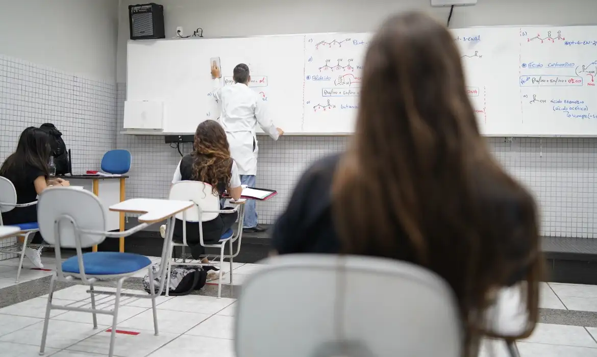 Senado aprova reformulação do ensino médio  - EBC - Política