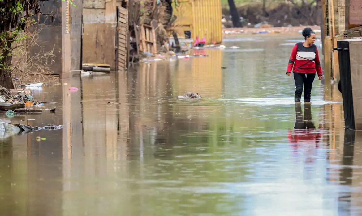 Chuvas e alagamentos voltam a preocupar moradores de Porto Alegre -  (crédito: EBC)