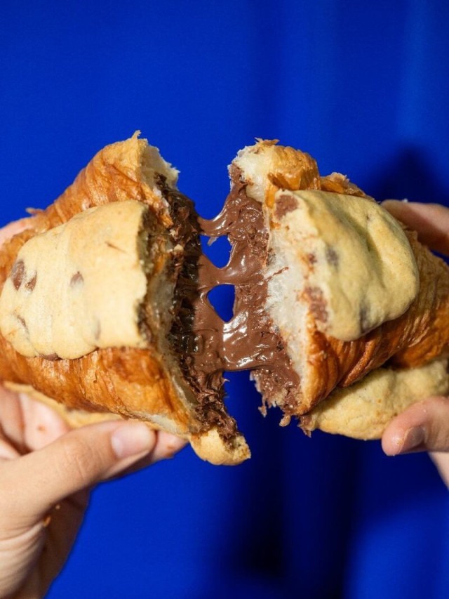 Croissant recheado com massa de cookie clássico ao leite e Nutella