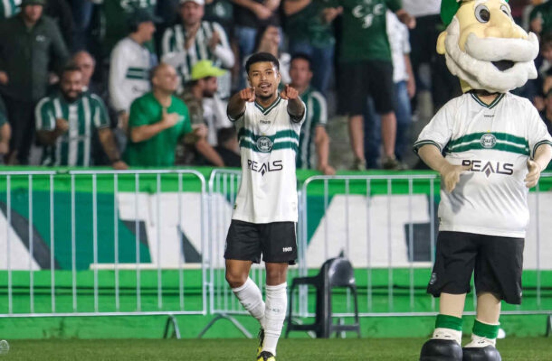 Lucas Ronier brilha em vitória do Coritiba contra líder América Mineiro