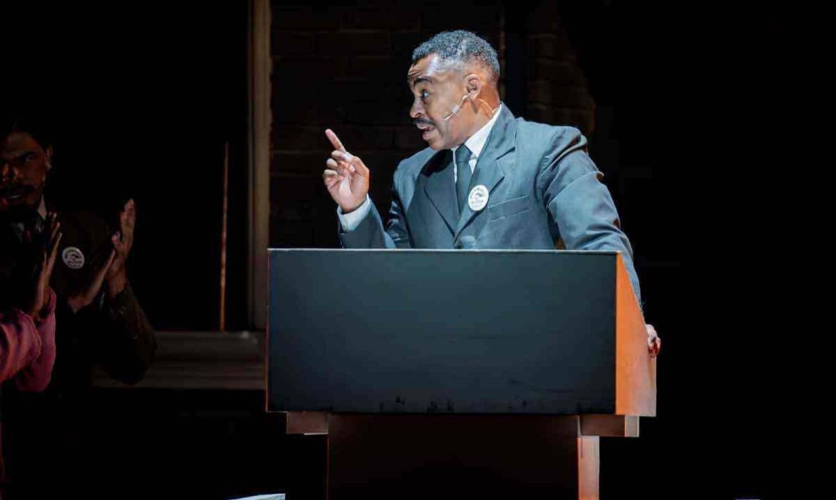 O ator Guii Augusto, que vive Luther King, disse que foi doloroso o processo de pesquisa para a peça -  (crédito: Santiago Fotografia/Divulgação)