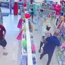PM reage a assalto em farmácia no Rio de Janeiro e mata bandido - Câmera de segurança