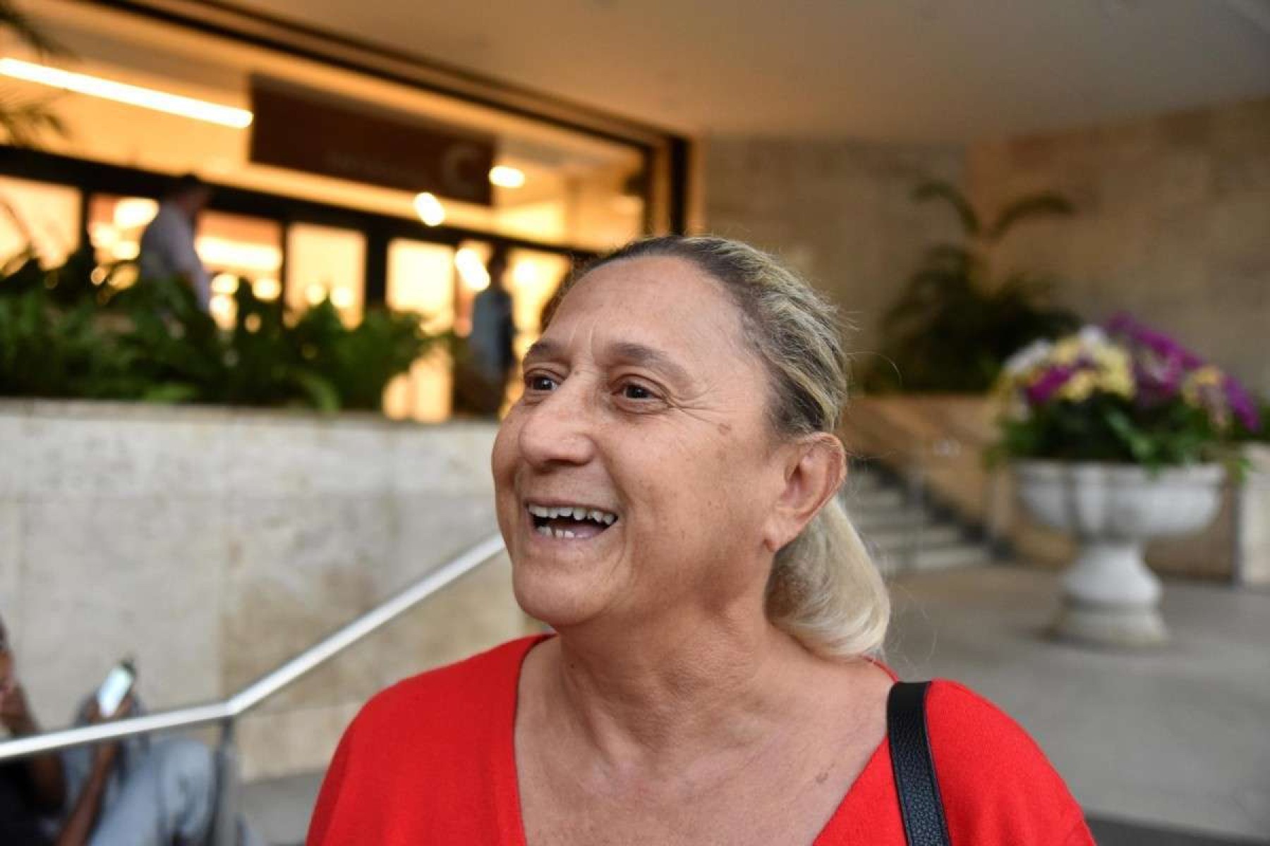Na foto a autônoma, Rosana Lúcia Silva, de 64 anos