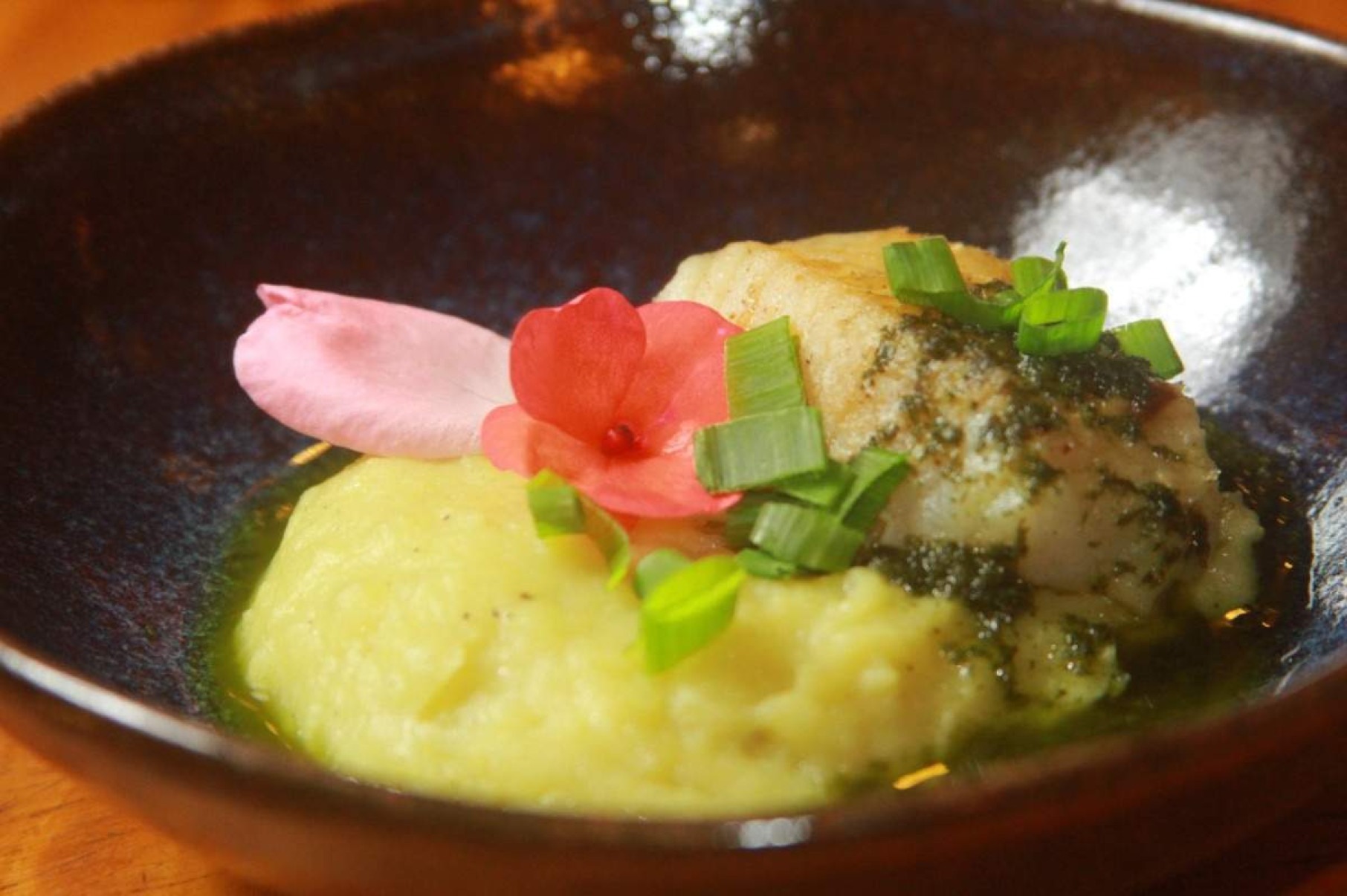 O prato mais curioso do menu é o filé de arraia grelhada na manteiga e purê de batata com wasabi