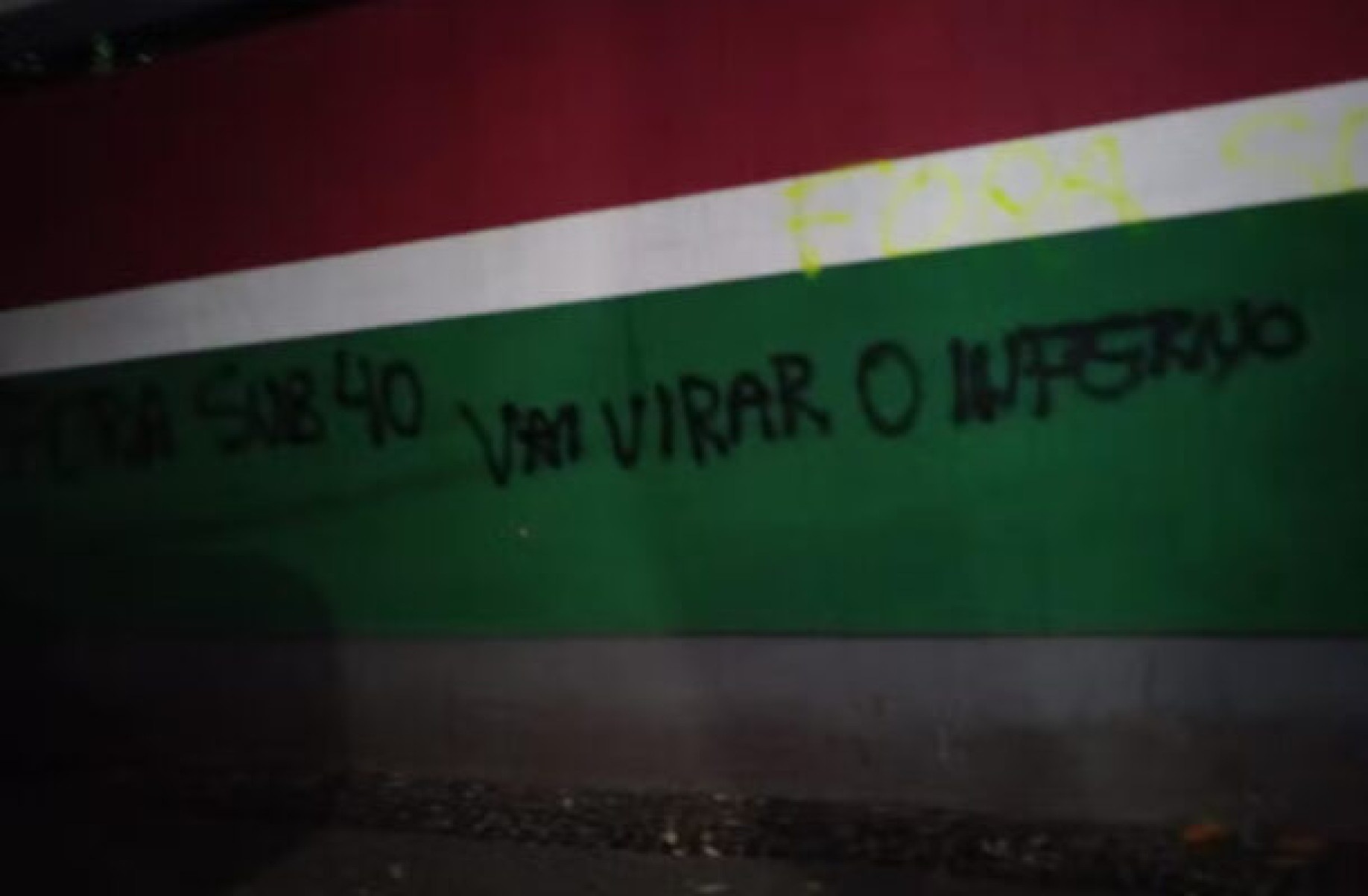 Torcedores do Fluminense picham muros das Laranjeiras: ‘Fora Diniz’