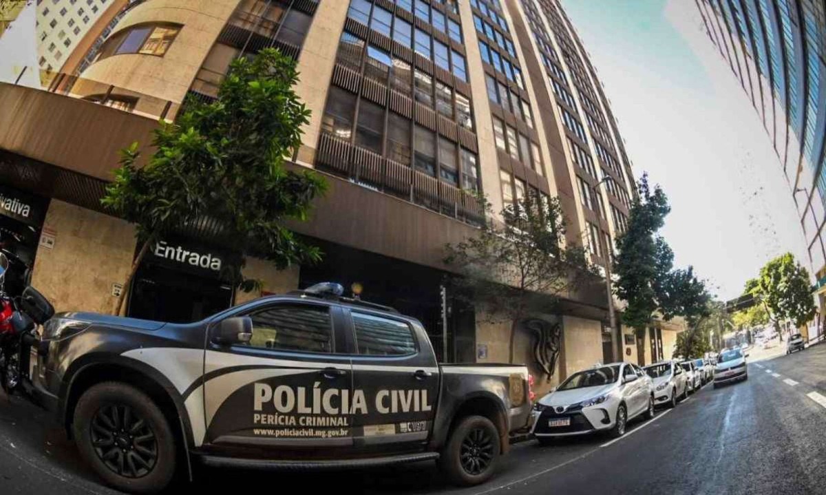 Fachada do edifício Mirafiori com viatura da polícia civil na porta -  (crédito: Leandro Couri/EM/DA Press)