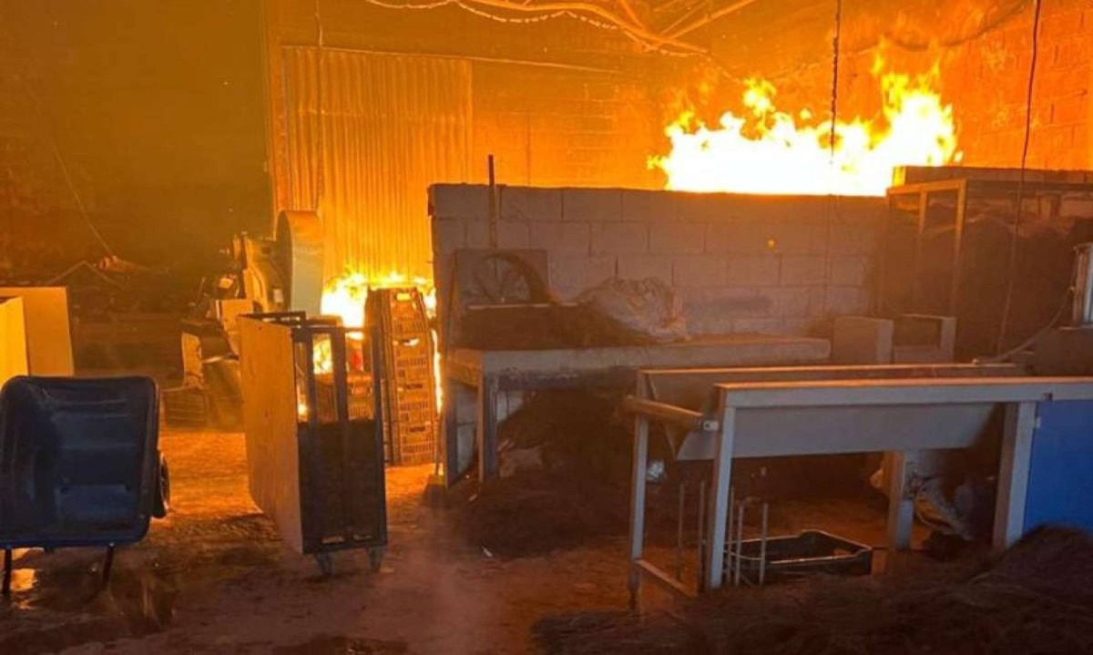 Fogo atingiu uma fábrica em Ubá. Segundo caso em 10 dias na cidade -  (crédito: Divulgação / Sala de Imprensa do Corpo de Bombeiros)
