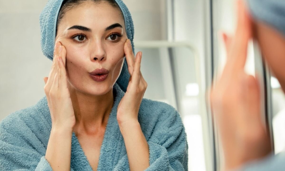 O yoga facial tonifica os músculos do rosto e melhora a sensibilidade, promovendo rejuvenescimento e bem-estar emocional (Imagem: sebra | Shutterstock) -  (crédito: EdiCase - Geral)