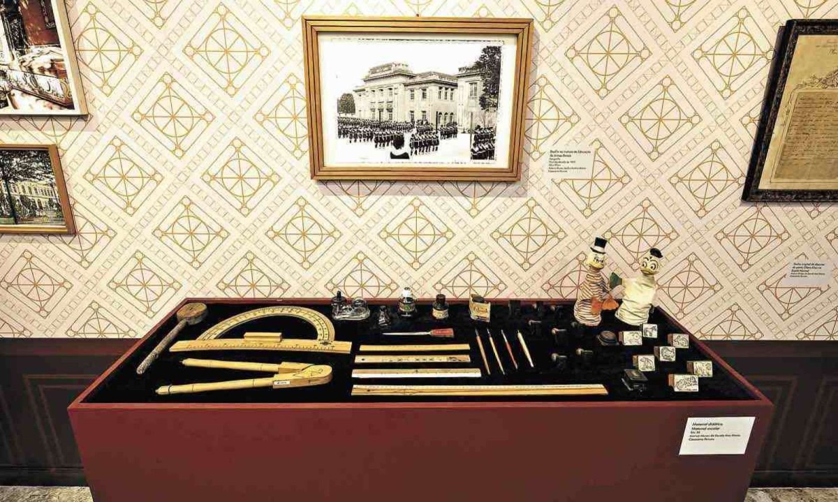 Fotografias, objetos e mobiliário pertencentes ao Instituto de Educação estão expostos na Casa Fiat
 -  (crédito: Leo Lara/divulgação)
