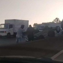 Carro capotado complica trânsito na BR-381 - Redes Sociais