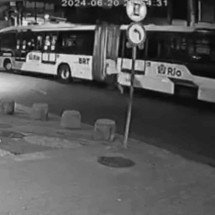 Motorista de BRT morre atropelado pelo próprio ônibus - Reprodução/câmera de segurança