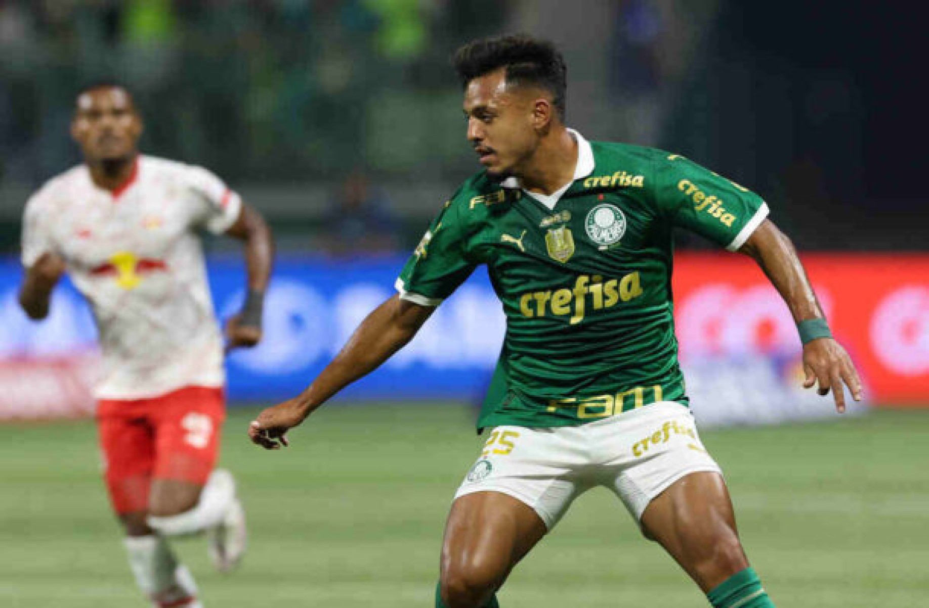 Gabriel Menino muda de função e se destaca no Palmeiras: ‘Vi vídeos do Lázaro’