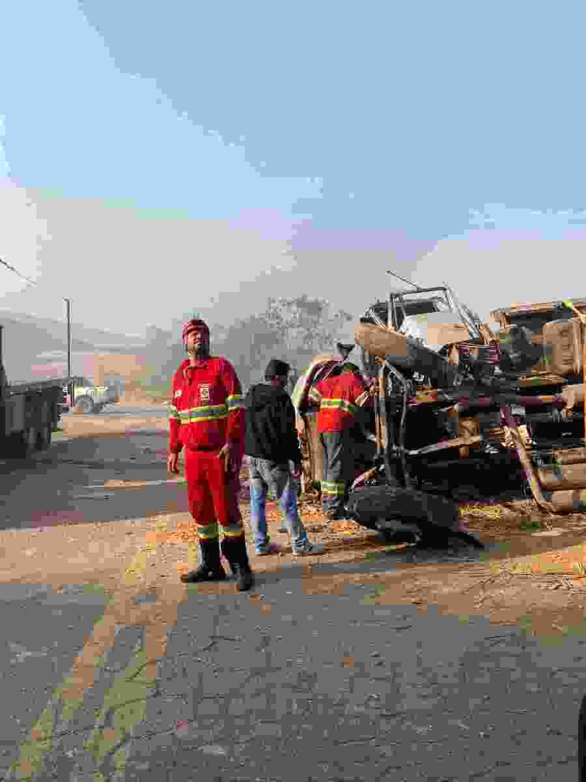 Uma pessoa morreu e outra ficou ferida em acidente entre carretas na BR-262