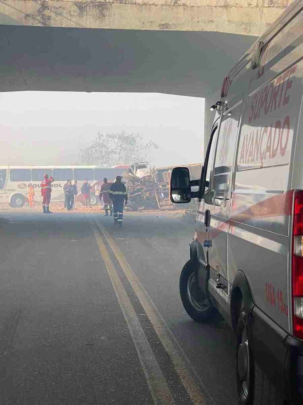 Uma pessoa morreu e outra ficou ferida em acidente entre carretas na BR-262