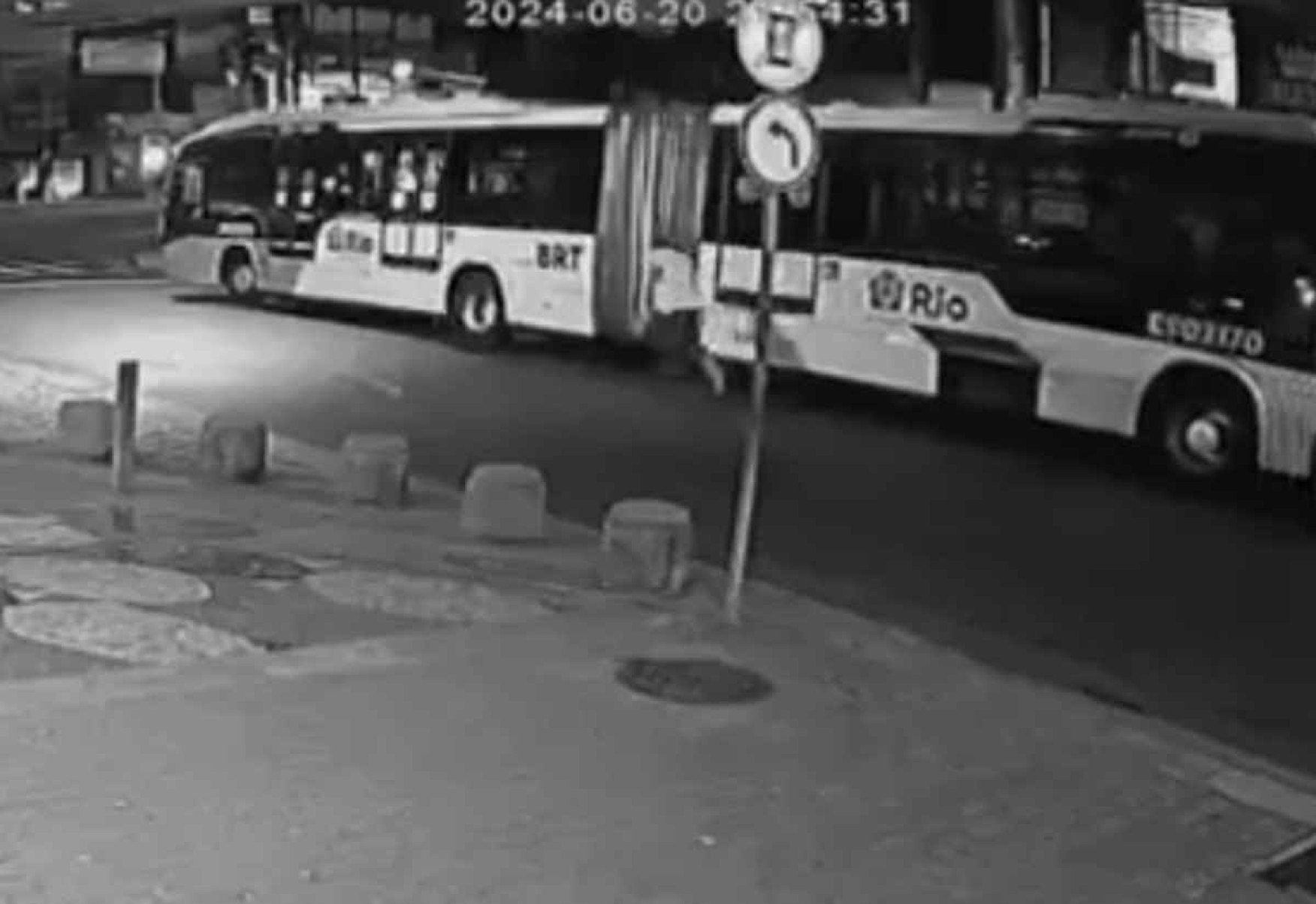 Motorista de BRT morre atropelado pelo próprio ônibus