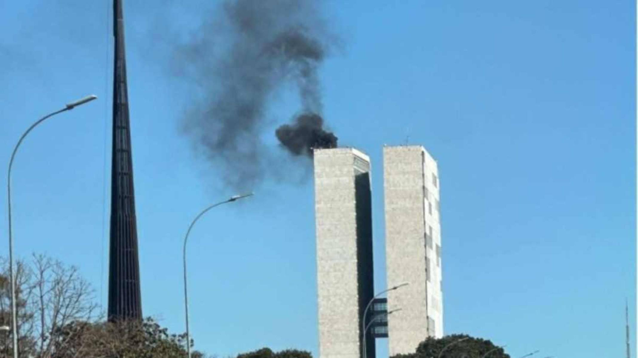 Fumaça preta saindo das torres do Congresso assusta brasilienses