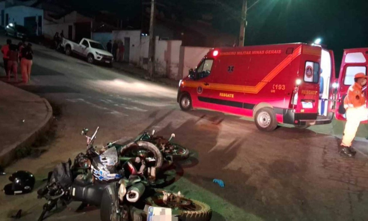 Uma pessoa morreu e outras duas ficaram feridas em colisão frontal entre motos no Sul de Minas Gerais -  (crédito: CBMMG / Divulgação )