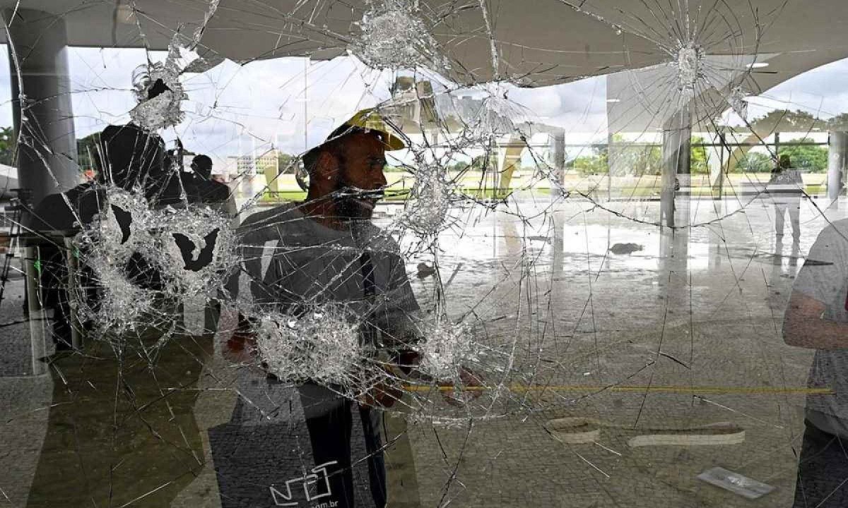 Palácio do Planalto com os vidros quebrados em atentado contra a democracia em 8 de janeiro de 2023 -  (crédito: Vice-Presidência da República)