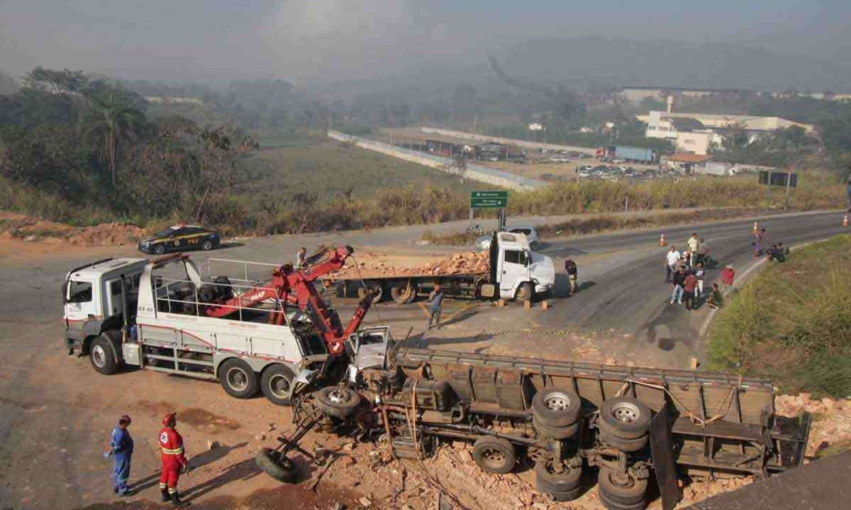caminhões se chocaram na BR-262 e caíram de viaduto, em ocorrência que provocou uma morte -  (crédito: Edésio Ferreira/EM/D.A Press)