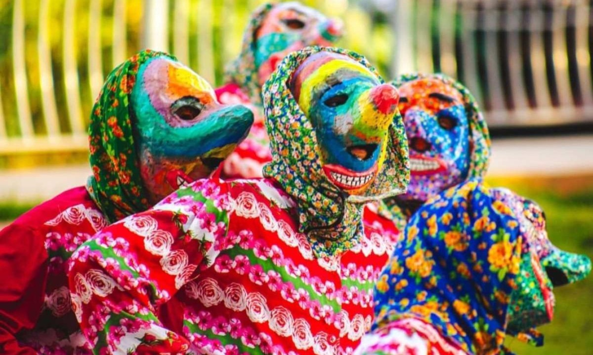 Mascarados do grupo amazonense Panorando dialogam com criaturas da cultura popular do Chile e dos Andes peruanos na peça "As cores da América Latina" -  (crédito: Bento Clicks/divulgação)