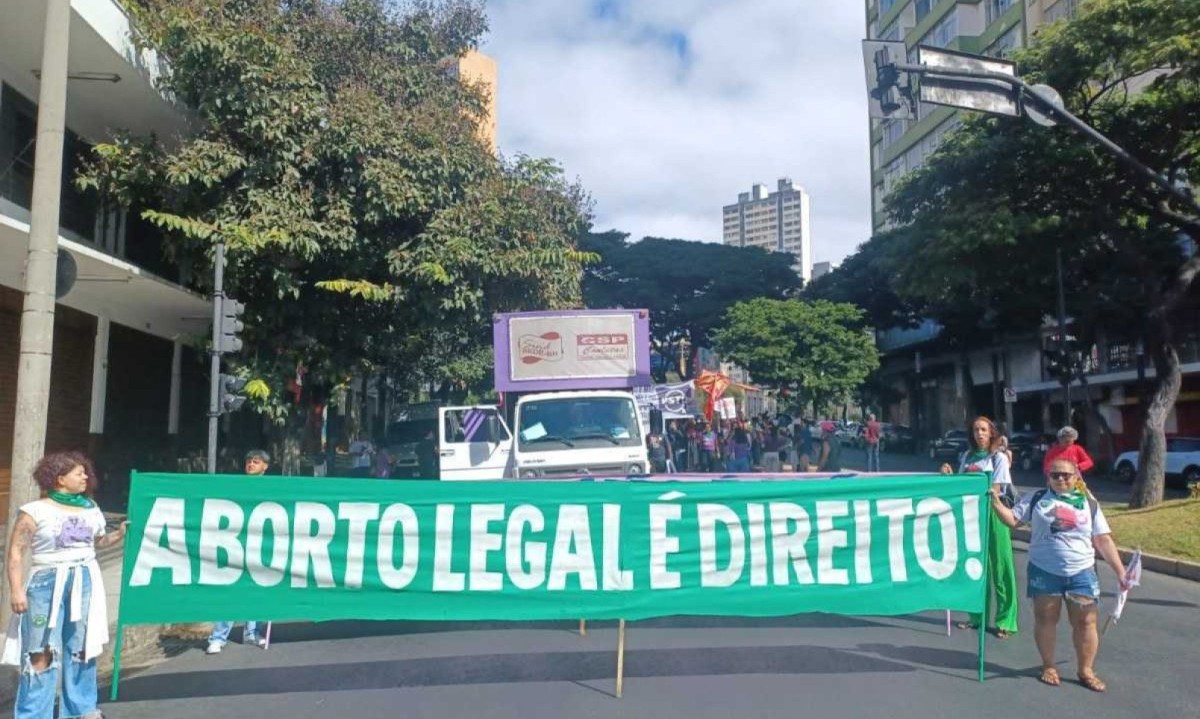 Organizações feministas fazem ato contra o PL do Aborto em Belo Horizonte -  (crédito: Alessandra Mello/EM/D.A.Press)