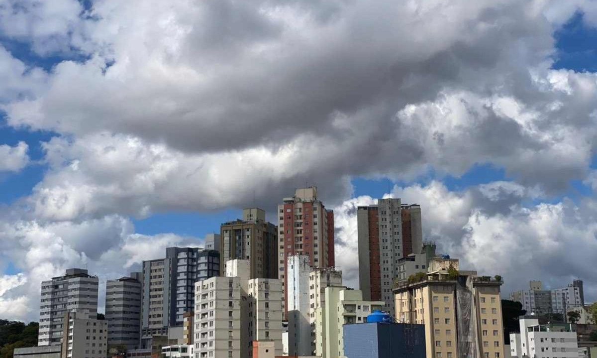 Céu azul com nuvens predomina sobre BH neste domingo -  (crédito: Clara Mariz/EM/DA Press)