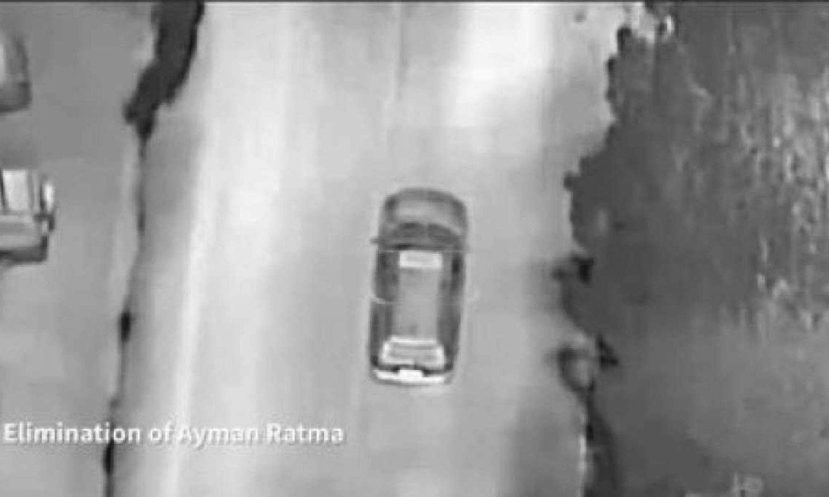 Imagem de drone mostra carro de Ayman Ratma, antes de ser atingido por drone de Israel -  (crédito: IDF/Divulgação)