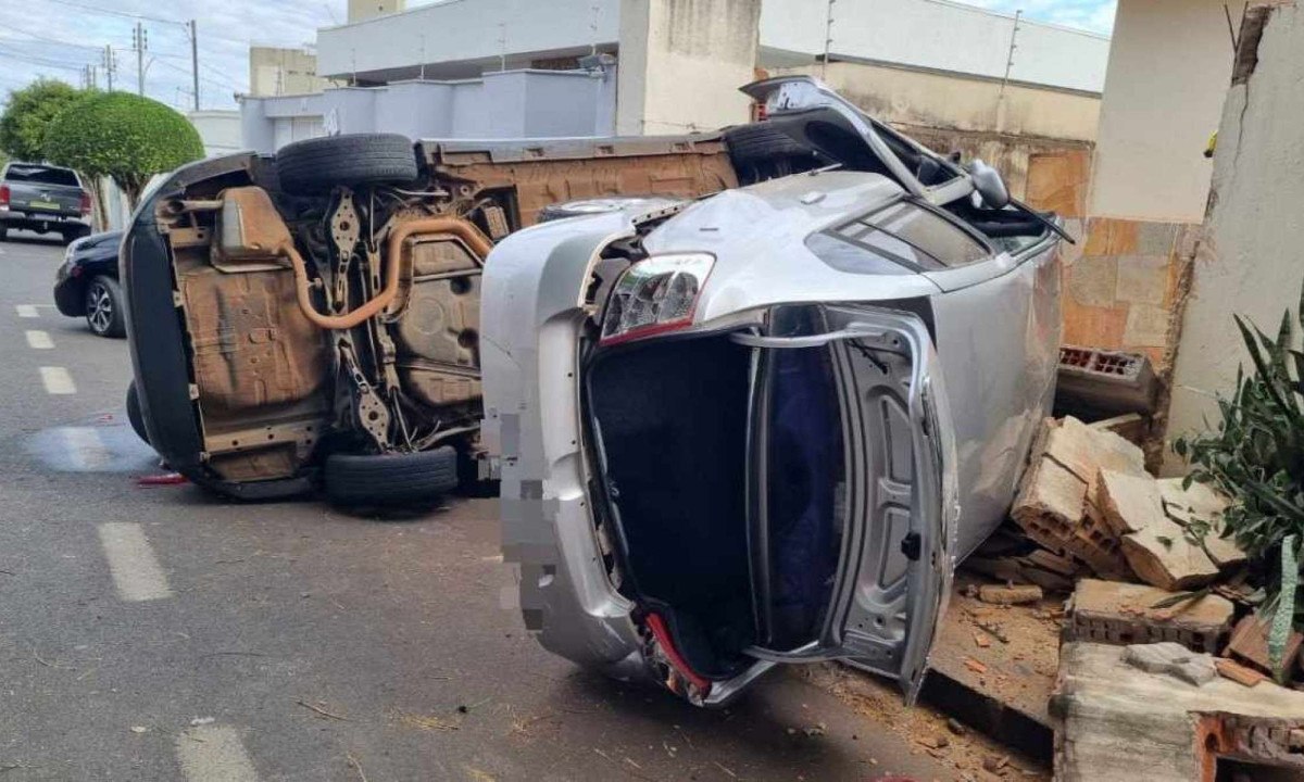  Motorista teria perdido o controle do veículo, batido em outros três carros e em seguida colidido contra muro de casa, em Uberlândia -  (crédito: CBMMG/ Divulgação)
