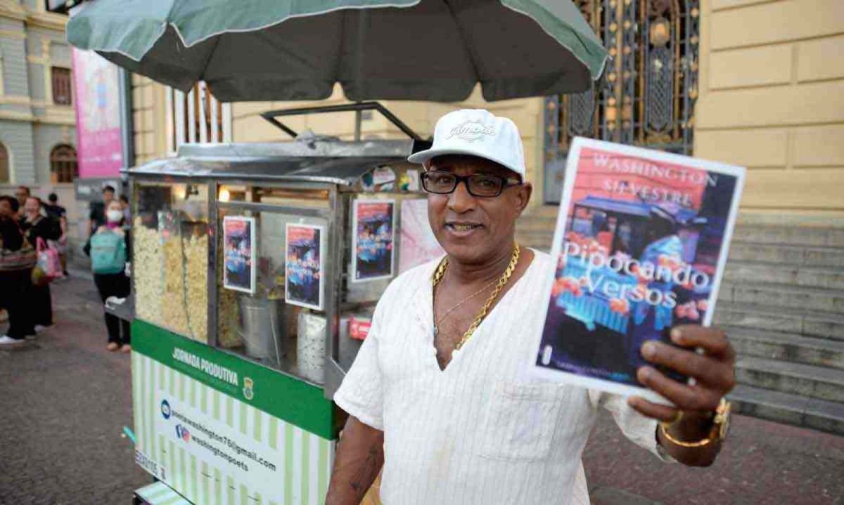 Washington Silvestre vende versos, pipoca e quitutes na frente do Centro Cultural Banco do Brasil
 -  (crédito: Túlio Santos/EM/D.A Press)