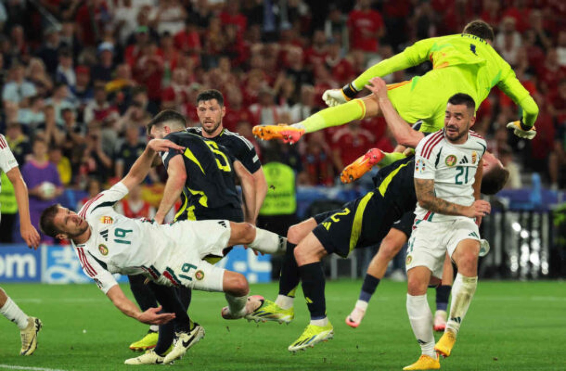 Hungria vence Escócia no fim e sonha com vaga na Eurocopa