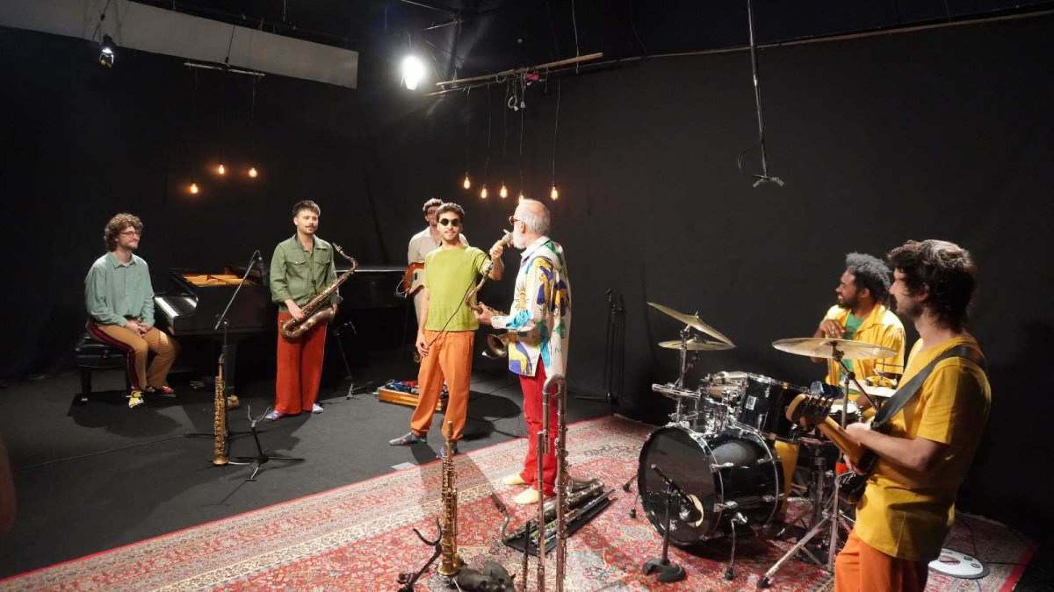 Carlos Malta e sua banda gravando "Pimentinhas session" no estúdio carioca Visom Digital