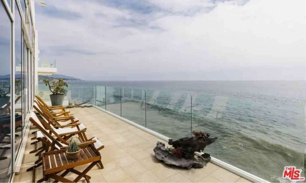 Esta deslumbrante mansão à beira-mar é verdadeiramente um pedaço do paraíso na Terra