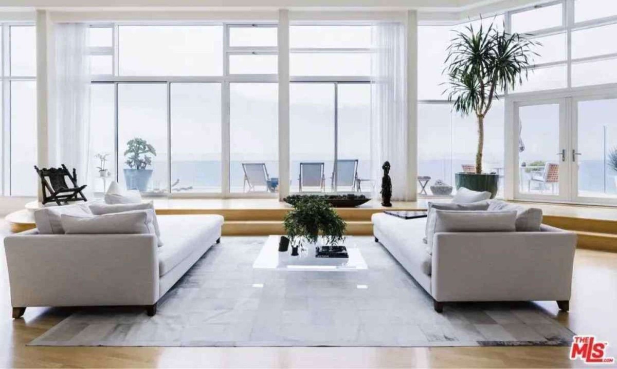 A sala de estar tem uma visão perfeita do mar