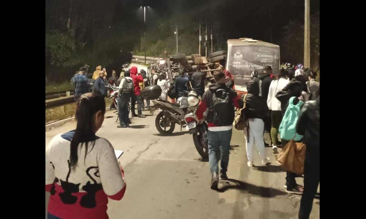 Acidente com ônibus e carreta fechou o trânsito no sentido Nova Lima/BH, na MG-030 -  (crédito: Reprodução/Redes sociais)