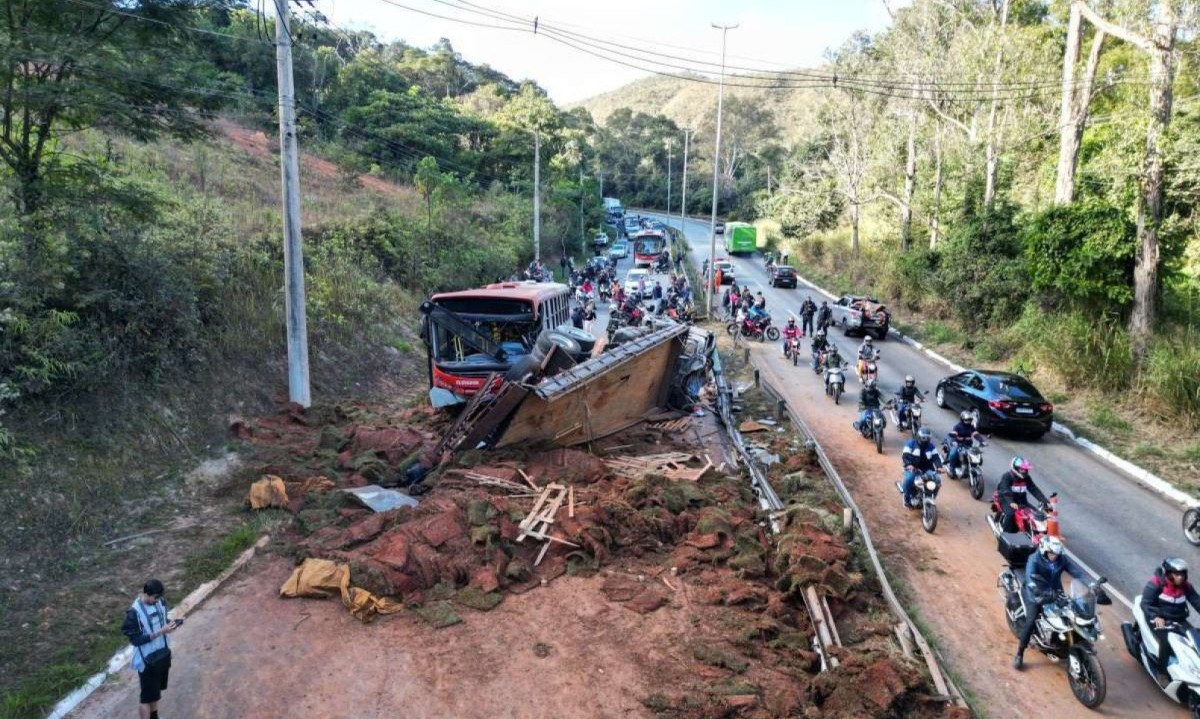 Acidente interrompeu tráfego na MG-030 por mais de duas horas; depois, o guard-rail entre as pistas foi aberto para permitir a passagem de veículos para a pista sentido BH-Nova Lima -  (crédito: @estev4m)