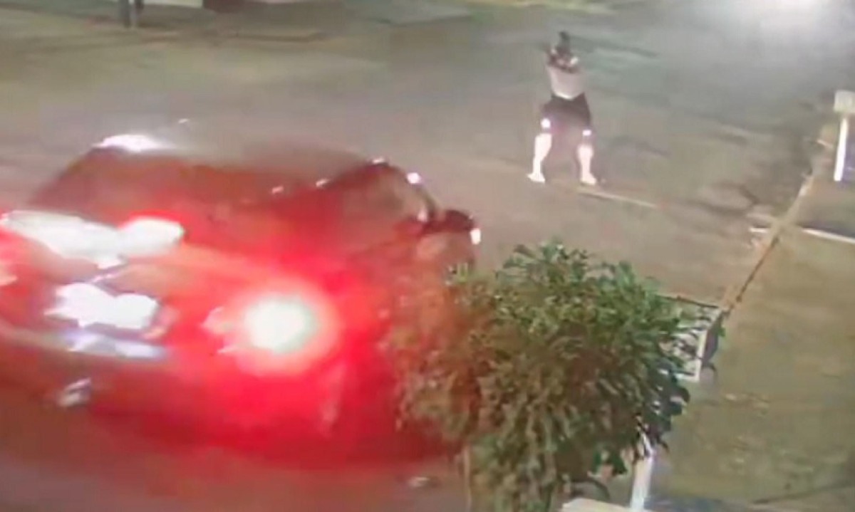 Ladrões armados param carro de família no meio da rua e levam veículo -  (crédito: Rede de Noticias)