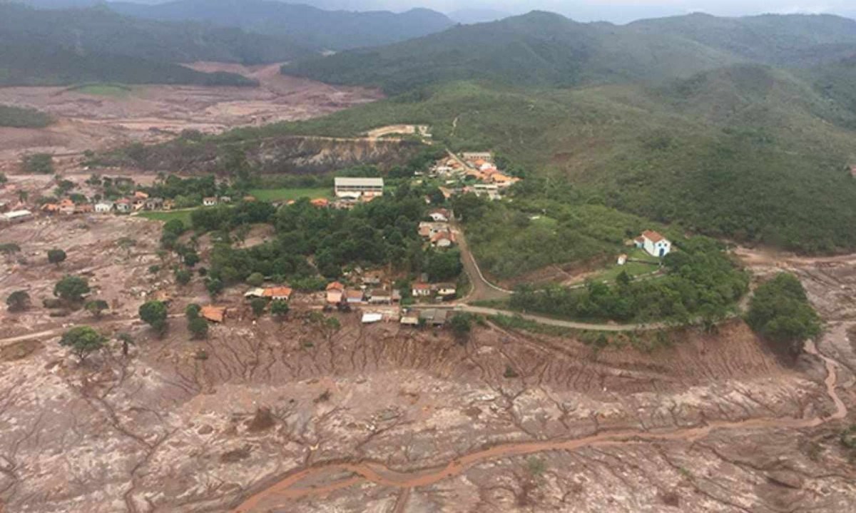 Mulheres atingidas pelo rompimento da barragem de Fundão, em Mariana (MG), em 2015, pedem indenização -  (crédito: MPMG/Divulgação)