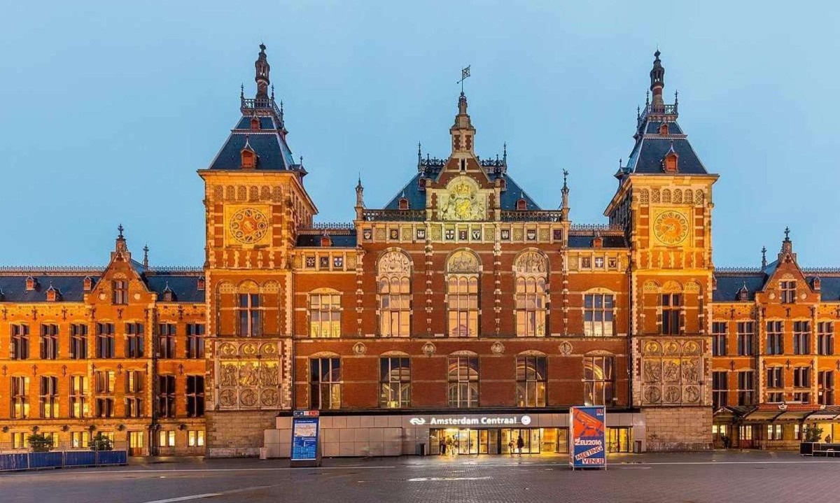 Estação central de trem de Amsterdã, na Holanda -  (crédito: wikipedia)