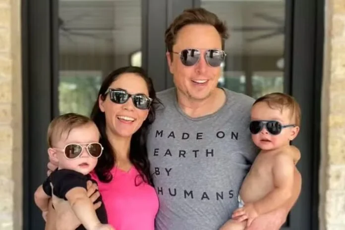 Elon Musk posa com a companheira, Shivon Zilis, e com os gêmeos -  (crédito:  Divulgação/ X)