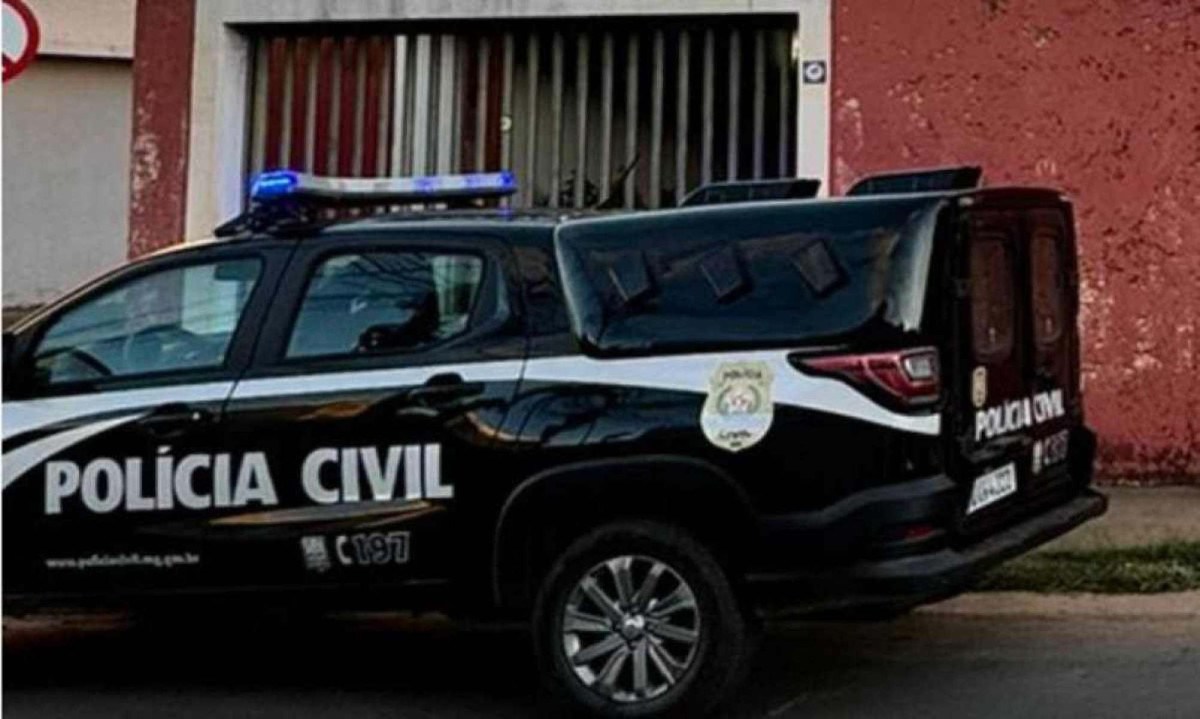Viatura da PolÃ­cia Civil em frente a casa de idosos, em Montes Claros -  (crédito: DivulgaÃ§Ã£o / PCMG)