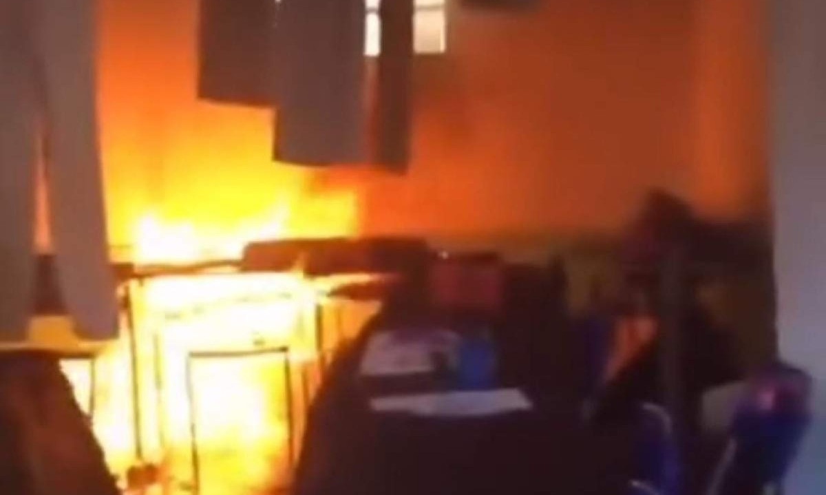 O fogo atingiu sala de aula onde estava tendo aula do ensino médio -  (crédito: Reprodução / Rede sociais)