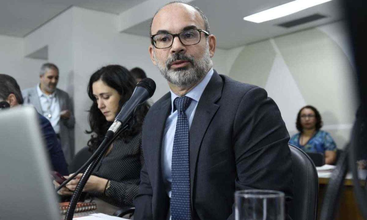 Secretario da Fazenda afirma que Minas não consegue pagar dívida caso não haja adesão ou renegociação do RRF
 -  (crédito: Guilherme Dardanhan/ALMG)
